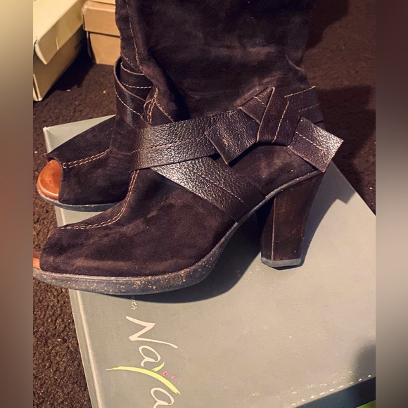 Naya Artemis Women's Tan Suede Peep Toe Heeled Ankle Booties Size 8.5 EUC - Picture 2 of 8